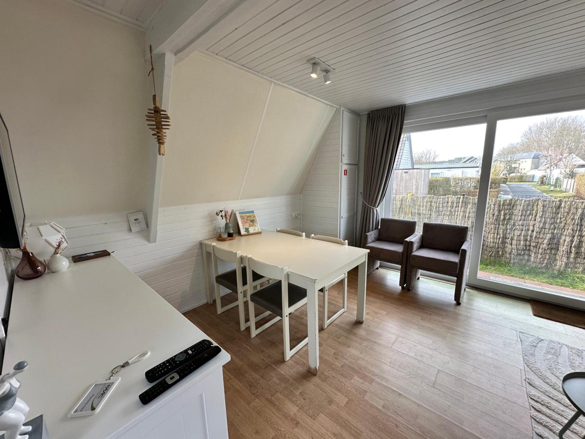 Gezellige Chalet In Nieuwpoort - Opkuis Inbegrepen In De Prijs Oostduinkerke Exterior photo